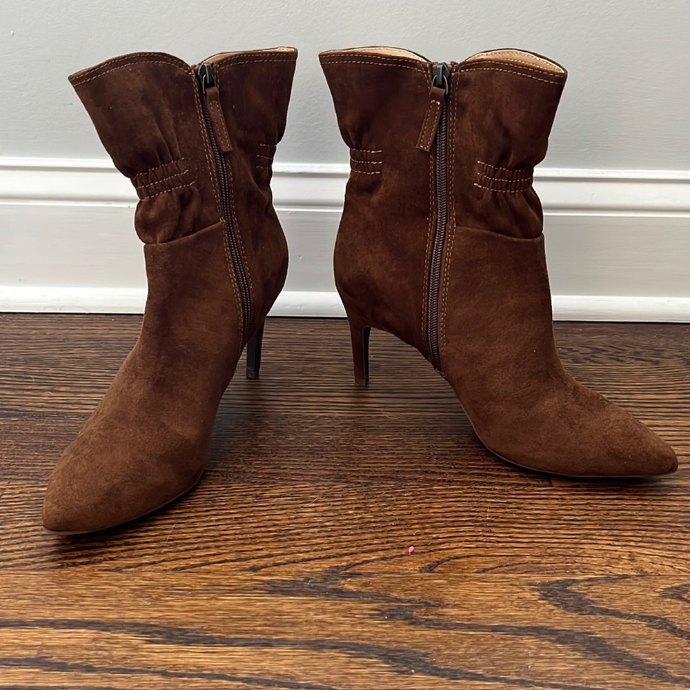 Scoop Women's Blair Scrunch Stiletto
Heeled Booties
Size 9 NEVER WORN BRAND NEW